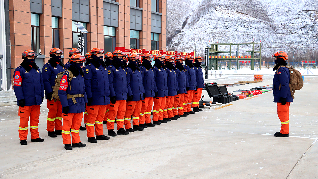 冰雪降临勇应战，寒冬来袭显担当