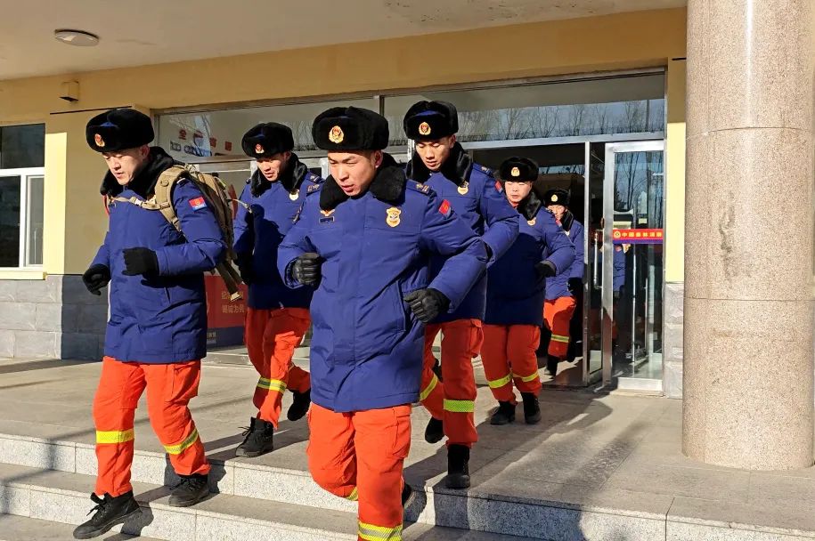 乌兰浩特市大队严密组织应对低温雨雪冰冻灾害救援战备拉动演练