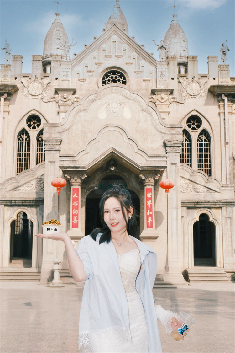 王泫梓妍携仙气打卡武汉 解锁三大地标隐藏美学机位