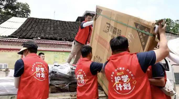 黄寿仙向册亨县者楼街道中心学校贫困生捐资助学活动
