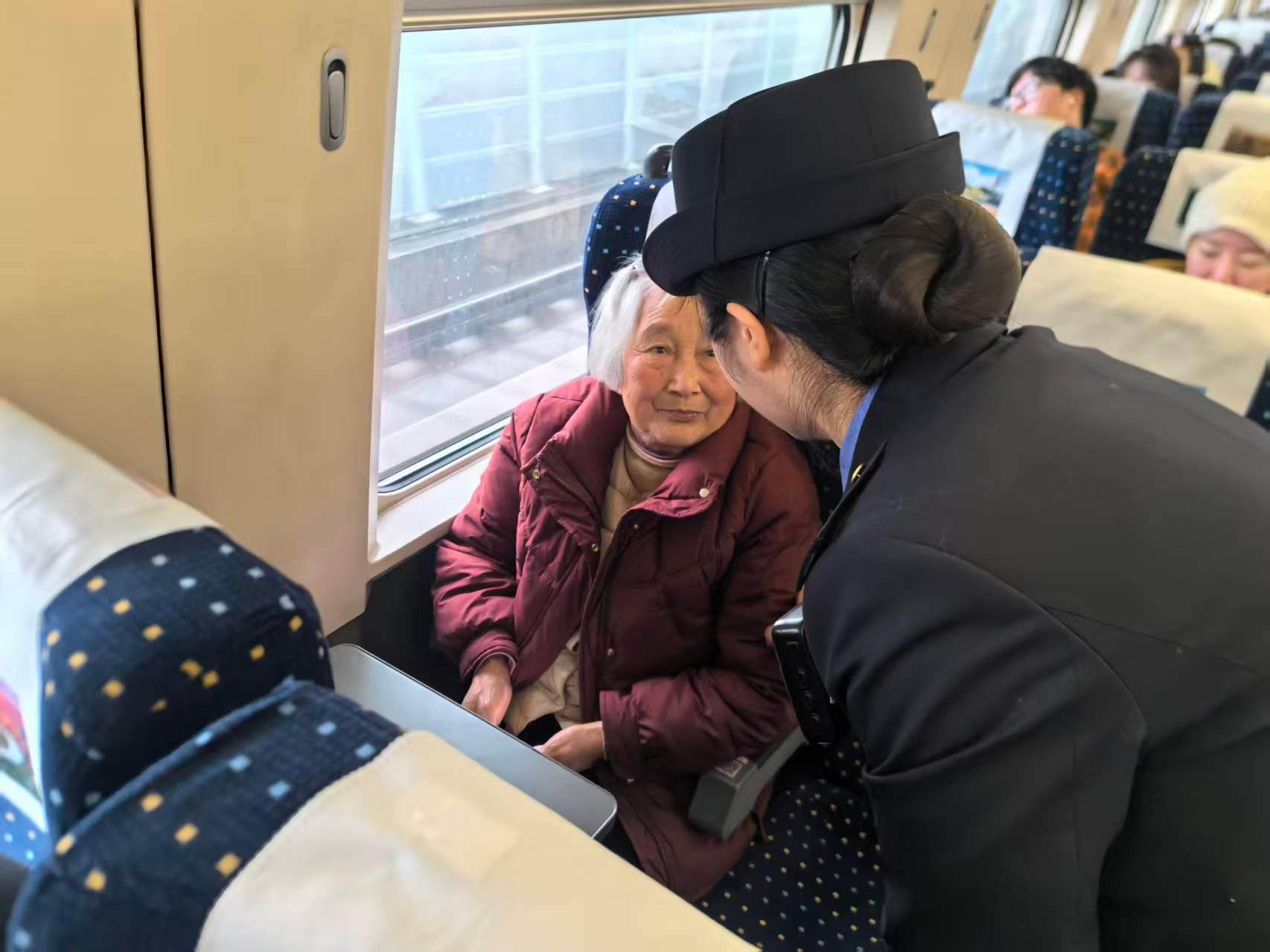 银发旅途有温情,高铁服务暖人心