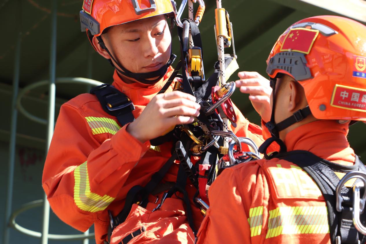 抓实绳索救援训练 夯实救援应急本领