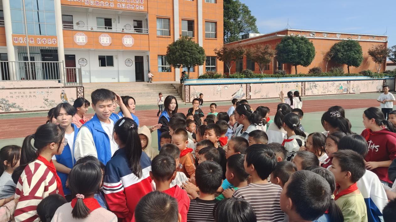 “爱心捐献，携手未来”公益主题活动圆满结束