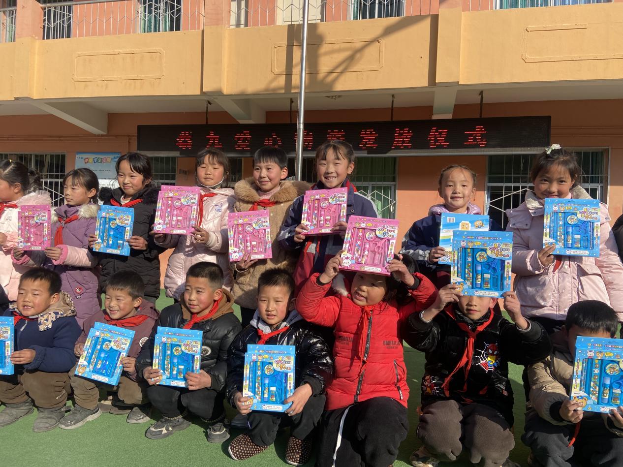 “艺绘彩梦，伴童飞扬”公益主题活动圆满结束