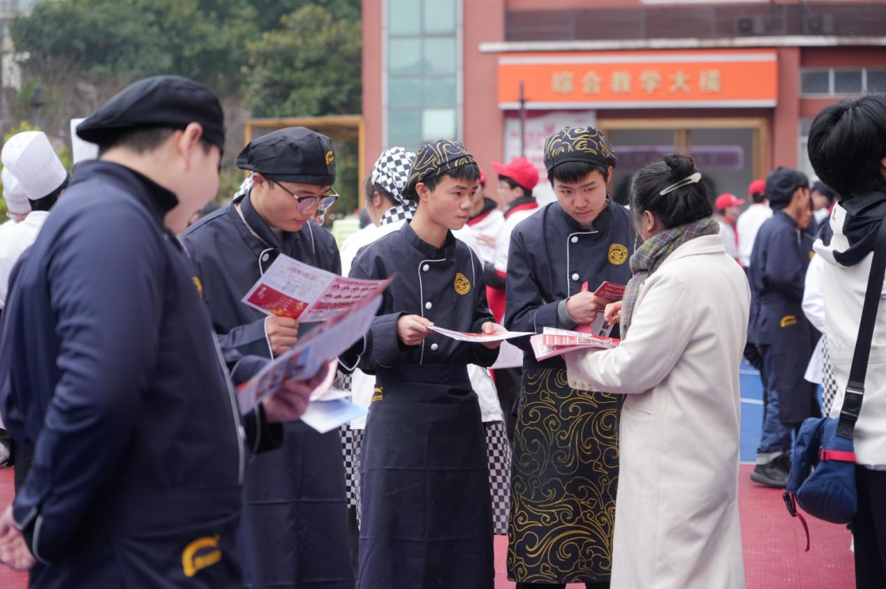 重庆新东方职业学校2025年春季校企产教融合班签约暨人才预定会启动仪式圆满举行