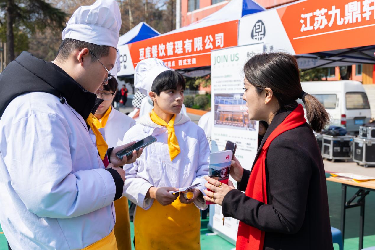 南京烹饪技工学校2025年企业名师受聘仪式暨大型人才双选会圆满举行