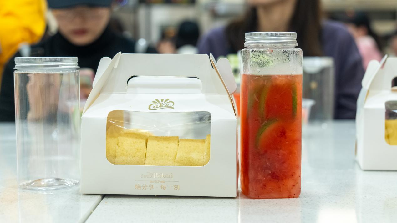 厦门新东方烹饪学校携手同安区总工会举办女神节烘焙体验活动