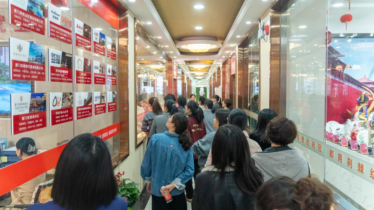 厦门新东方烹饪学校携手同安区总工会举办女神节烘焙体验活动