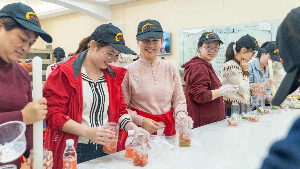 厦门新东方烹饪学校携手同安区总工会举办女神节烘焙体验活动