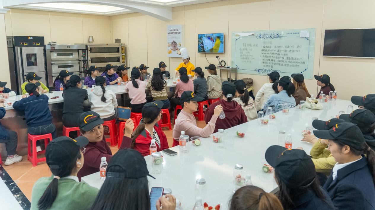 厦门新东方烹饪学校携手同安区总工会举办女神节烘焙体验活动