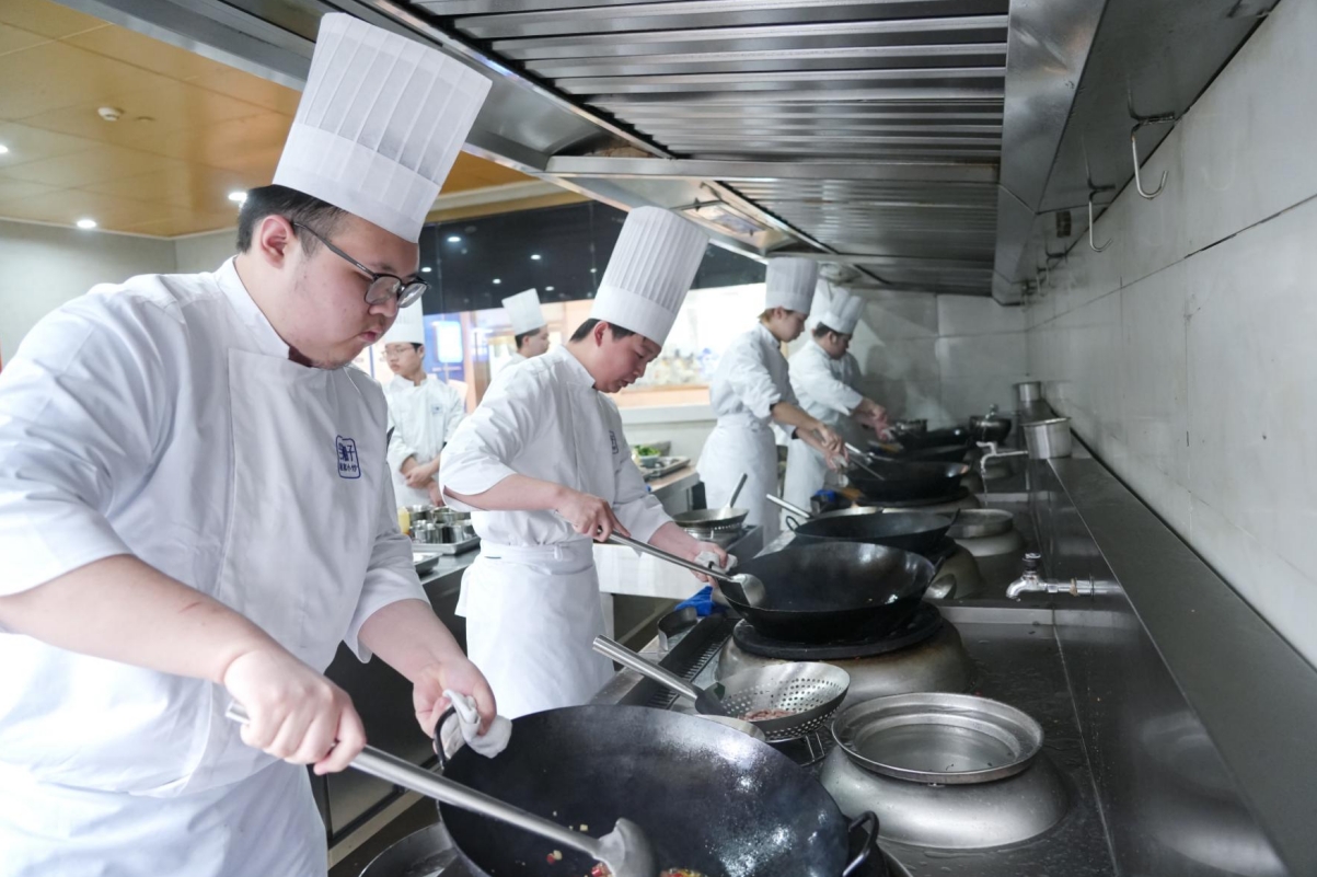 产教共育，铺就学子成长路：走进重庆新东方职业学校“兰湘子”产教融合班