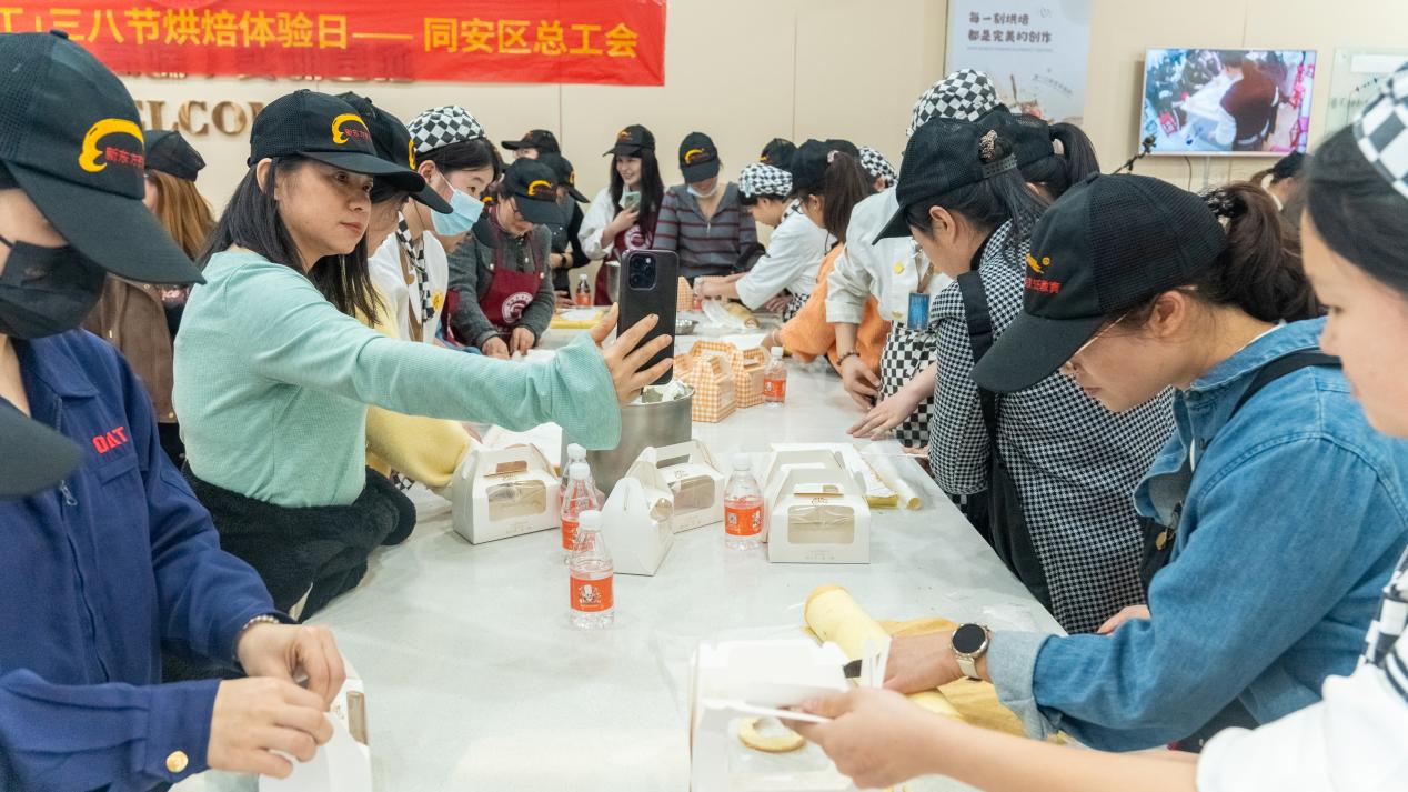 厦门新东方烹饪学校携手同安区总工会举办女神节烘焙体验活动