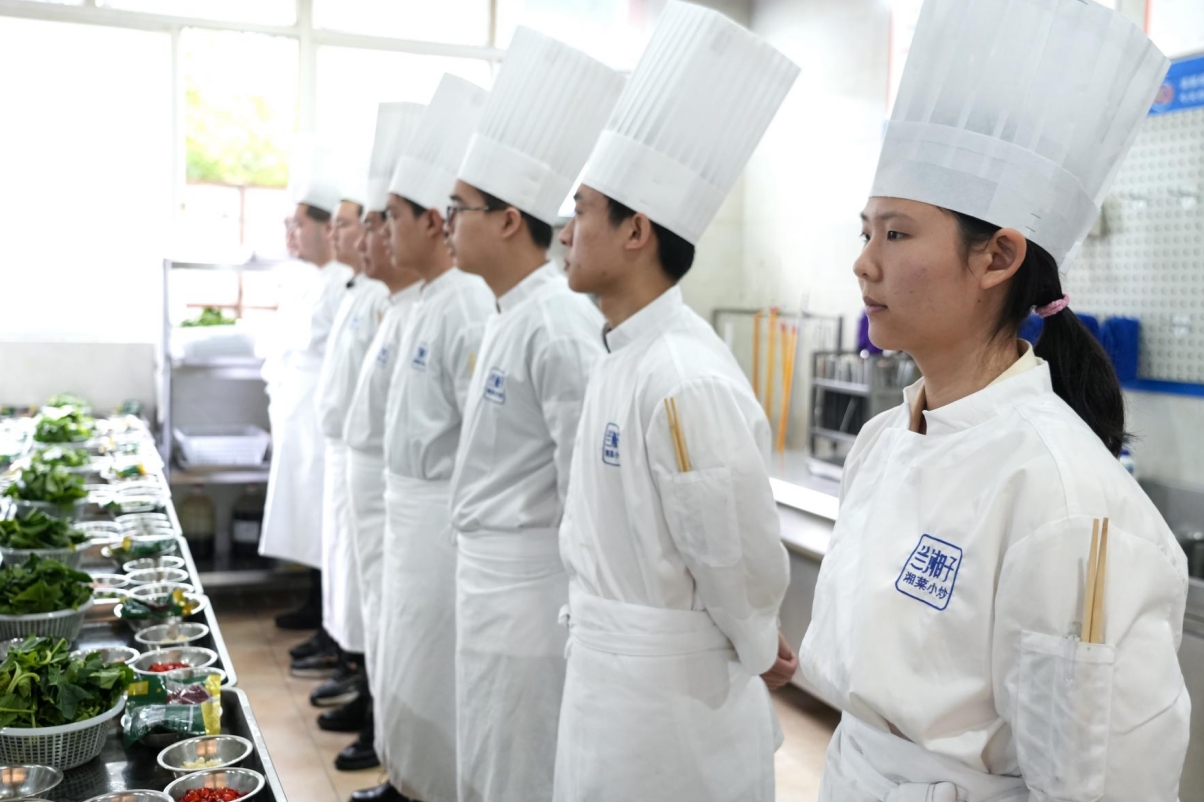 产教共育，铺就学子成长路：走进重庆新东方职业学校“兰湘子”产教融合班