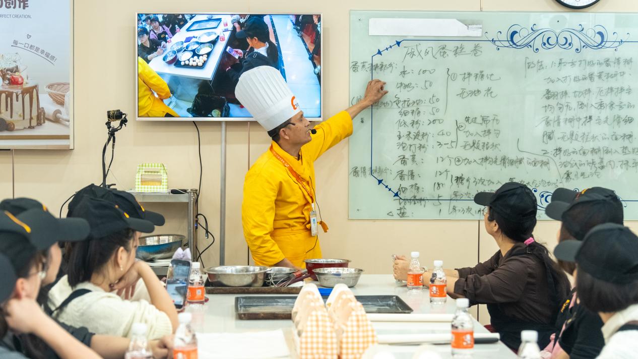 厦门新东方烹饪学校携手同安区总工会举办女神节烘焙体验活动