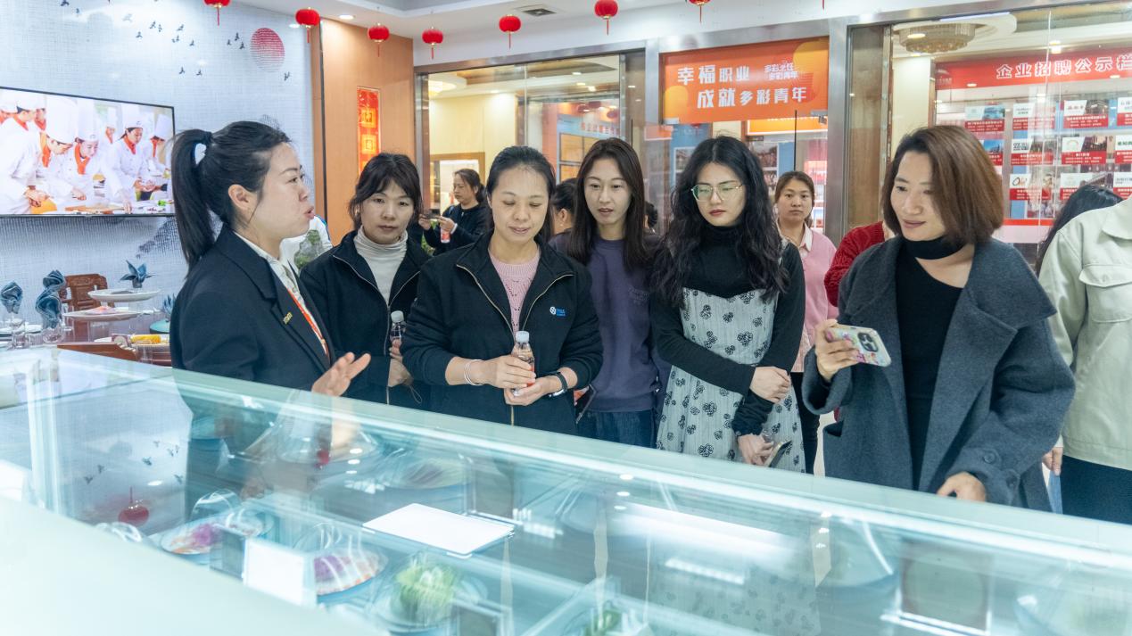 厦门新东方烹饪学校携手同安区总工会举办女神节烘焙体验活动