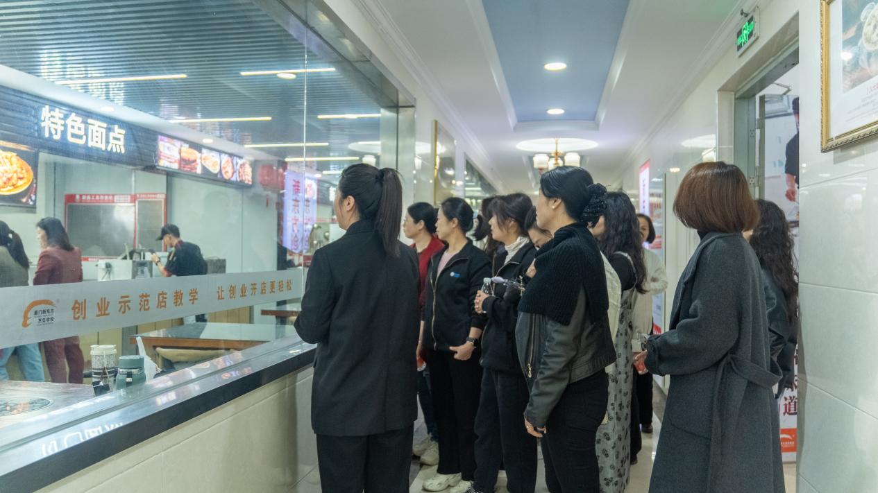 厦门新东方烹饪学校携手同安区总工会举办女神节烘焙体验活动