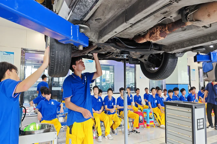 2025年汽车行业新趋势：广州万通三大汽车王牌专业学好了不愁就业！