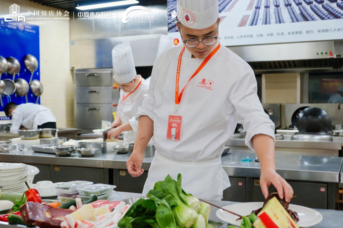 匠心传承·技耀中原—第五届中国餐饮工匠节暨第九届“新东方杯”全国烹饪职业技能大赛落地郑州新东方烹饪学校