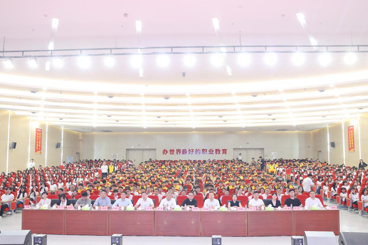 开启产教融合新篇章，培育智能时代新工匠——安徽万通技师学院2025年“AI赋能，智创未来”专业发布会暨产业学院揭牌仪式圆满举行