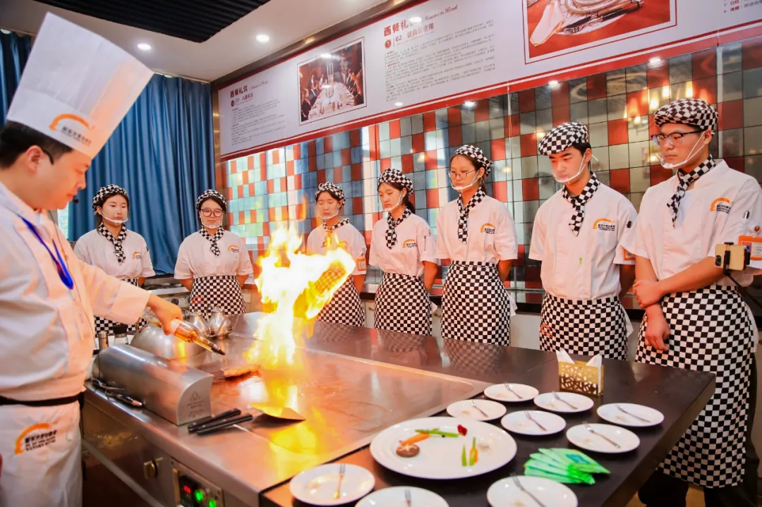 技能之光闪耀校园 安徽新东方中招咨询会暨大型媒体开放日成功举办