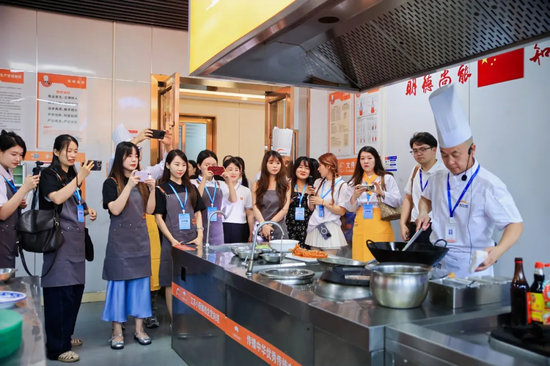 技能之光闪耀校园 安徽新东方中招咨询会暨大型媒体开放日成功举办