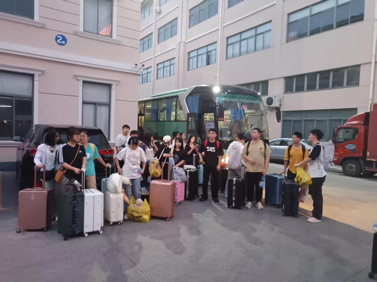 重庆万通城轨学子入职上海虹桥机场，以专业之姿启航职业梦想
