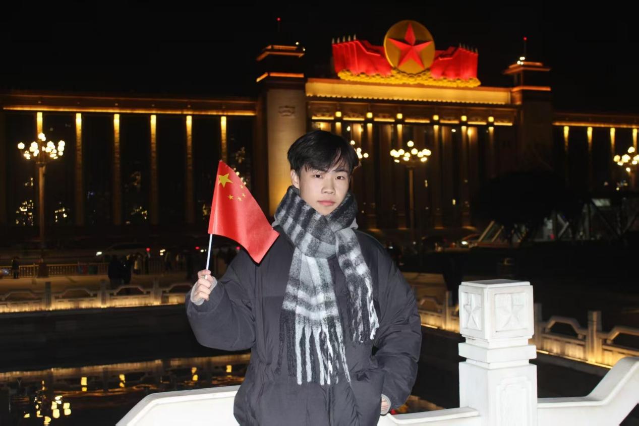 仰恩学子陈炜烨：公益路上播撒希望，用行动点亮成长之光