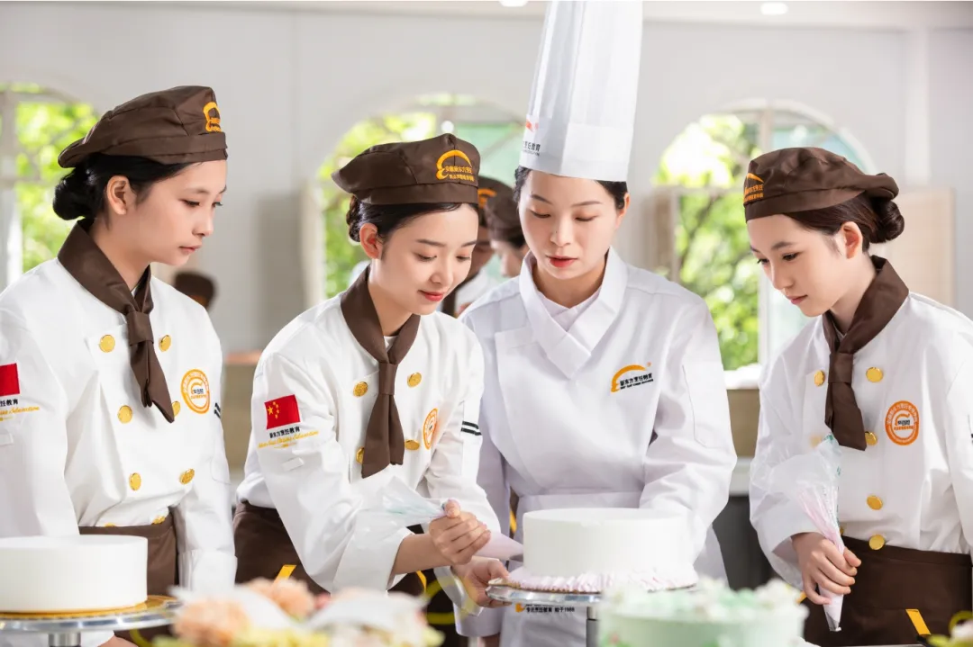 学西点避坑指南：为何安徽新东方高级技工学校是优选