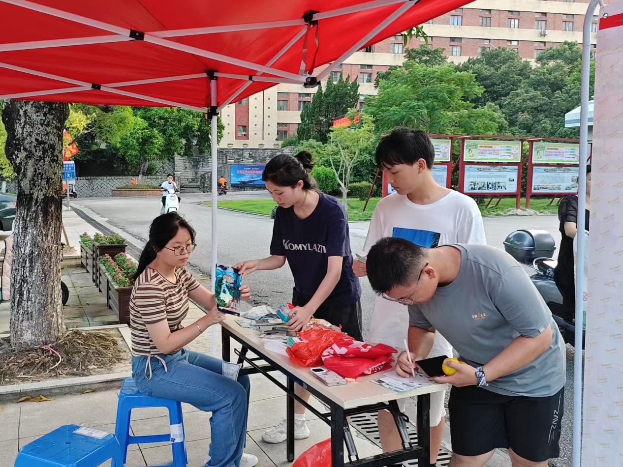 仰恩学子陈炜烨：公益路上播撒希望，用行动点亮成长之光