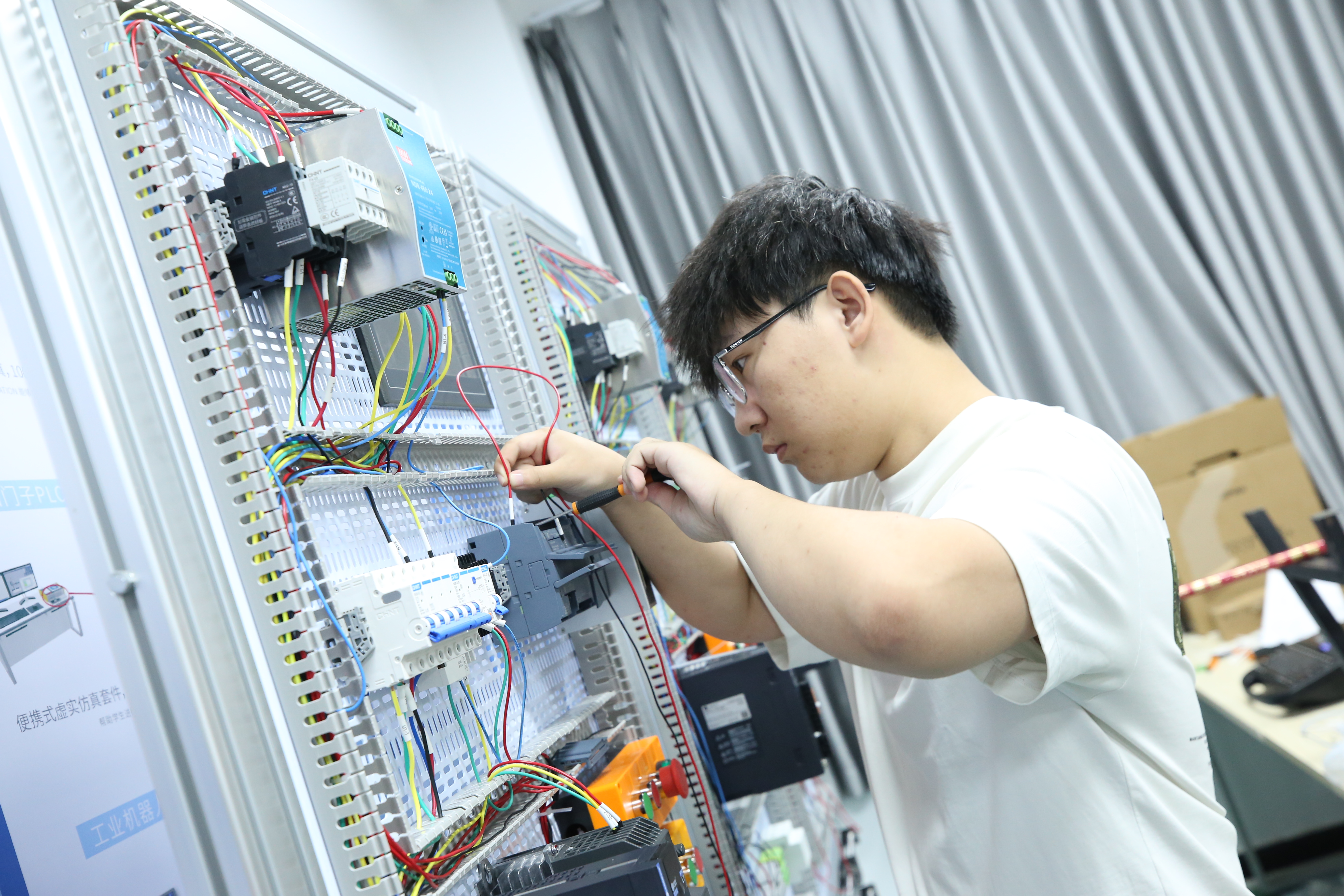 石家庄新华PLC实训课：实战教学赋能工业自动化技能人才