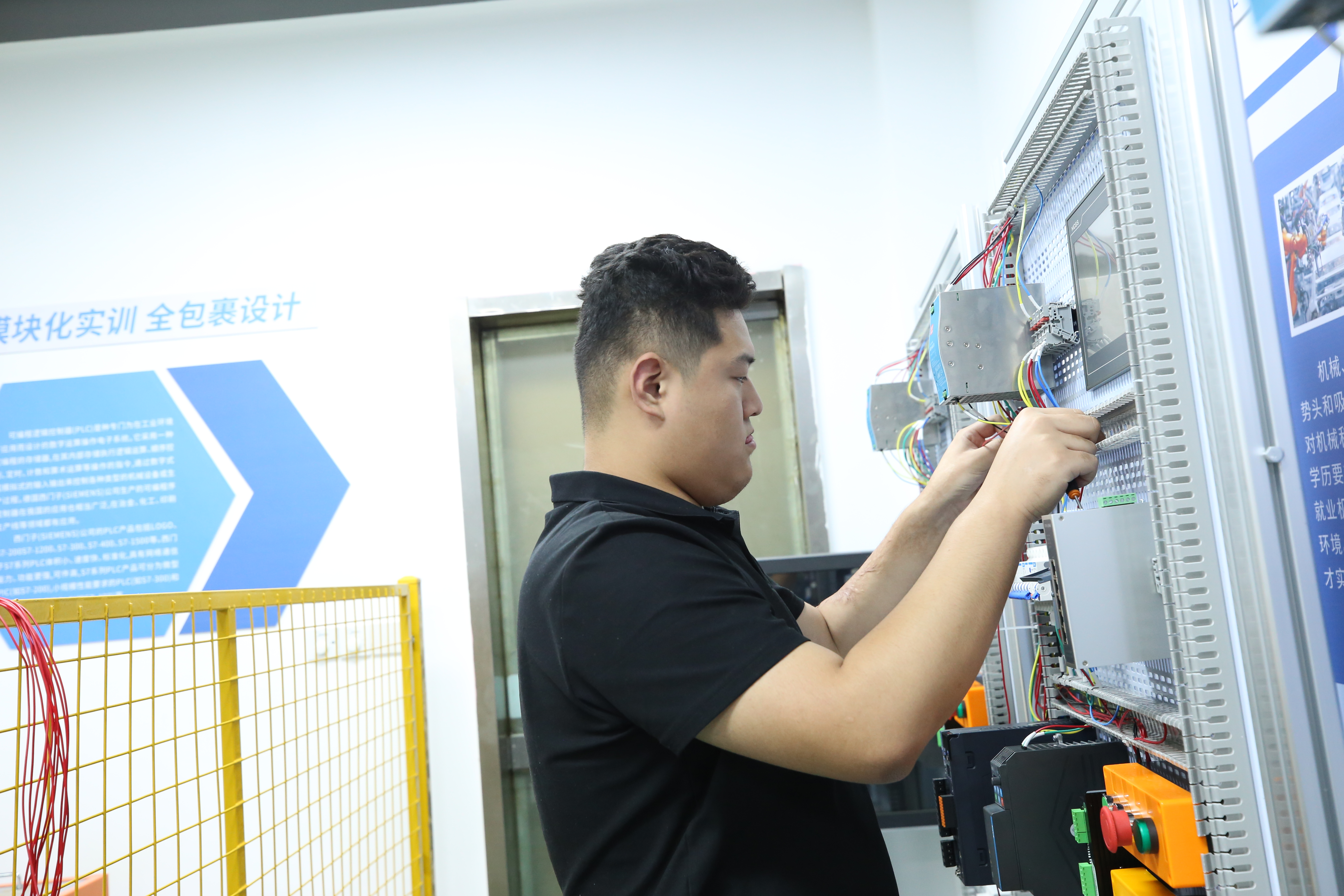 石家庄新华PLC实训课：实战教学赋能工业自动化技能人才
