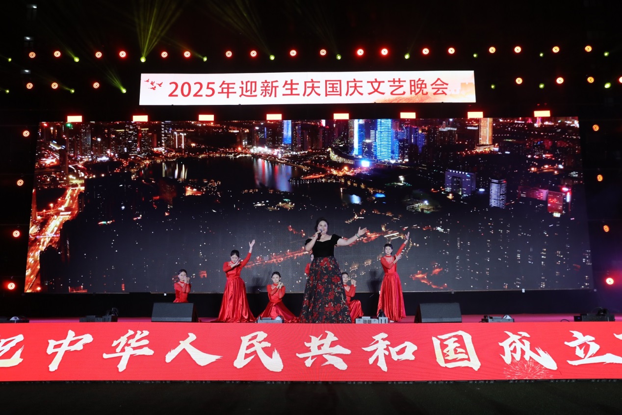 青春礼赞祖国，技能照亮前程——安徽新华2025年迎新生庆国庆文艺晚会璀璨上演