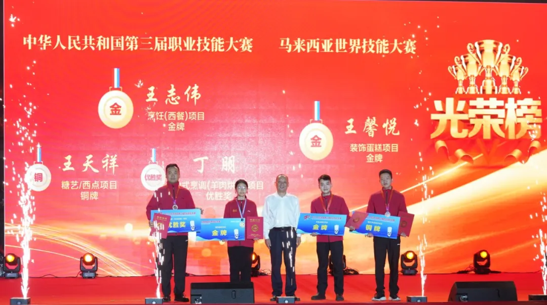 情系中国梦，魅力绽芳华——安徽新东方2025年国庆文艺汇演暨颁奖典礼圆满举行