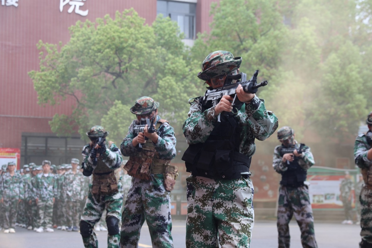 青春绽风采启航新华章——安徽新华2025年秋季军训总结表彰大会暨开学典礼隆重举行