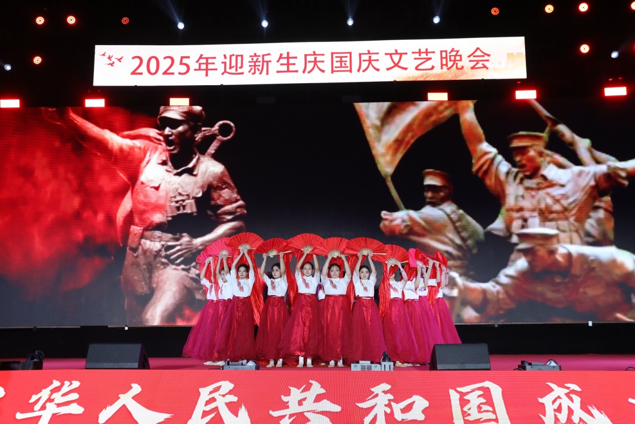 青春礼赞祖国，技能照亮前程——安徽新华2025年迎新生庆国庆文艺晚会璀璨上演