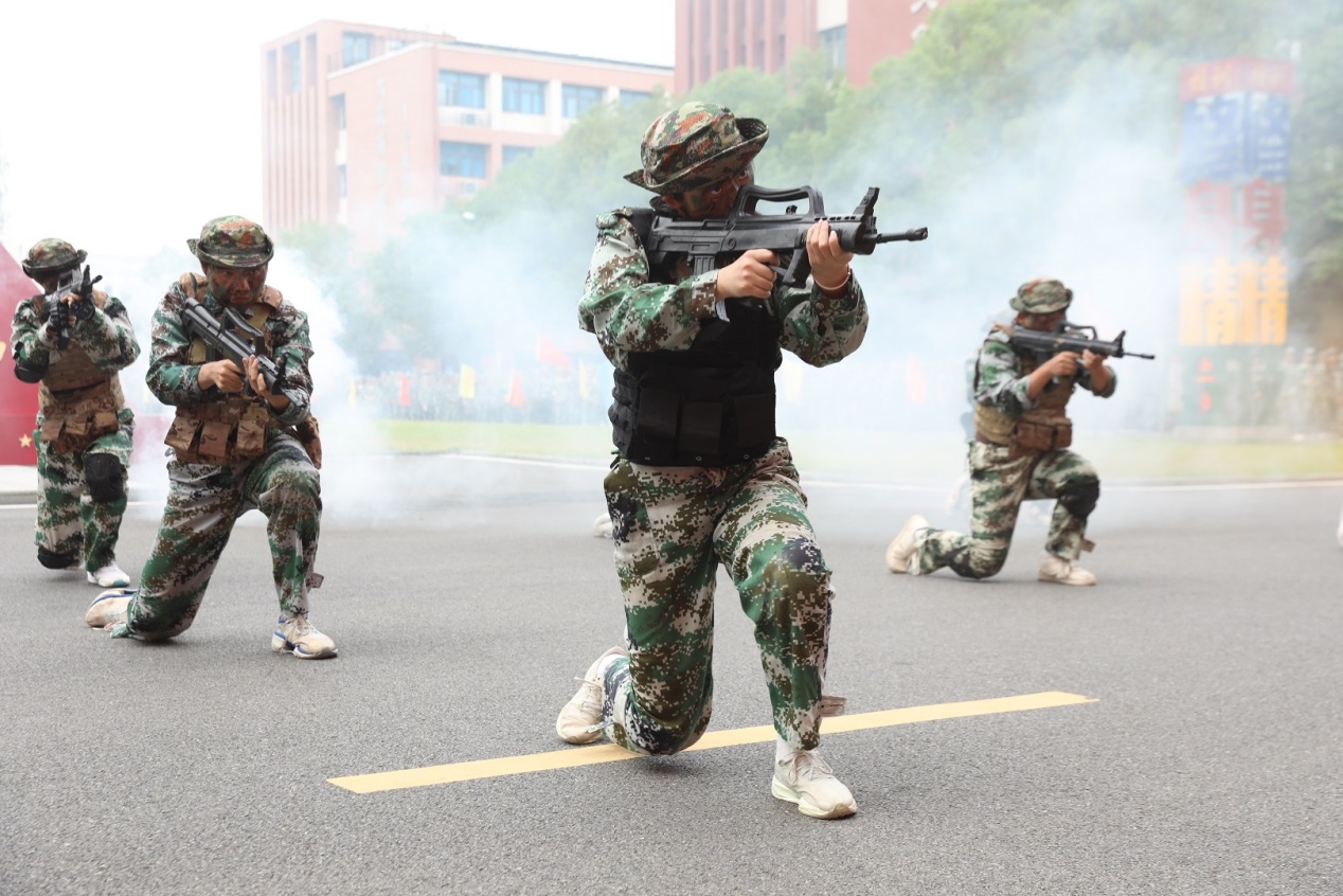 青春绽风采启航新华章——安徽新华2025年秋季军训总结表彰大会暨开学典礼隆重举行