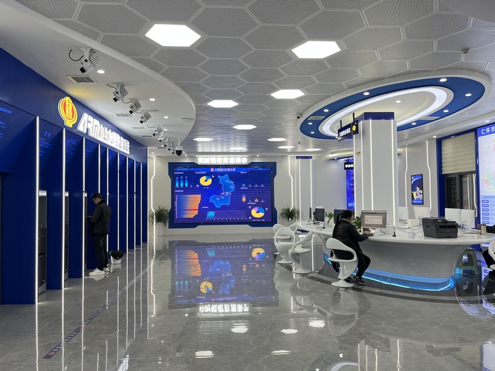 智慧办税服务厅内。