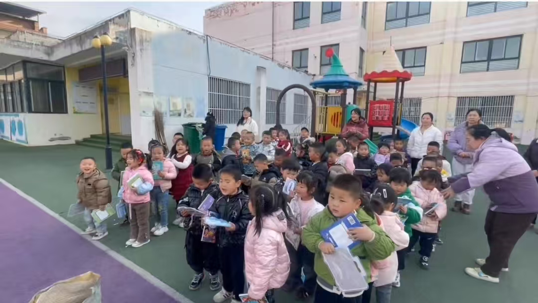 陕西学前师范学院“暖阳护花 情系孤童”公益主题活动圆满结束