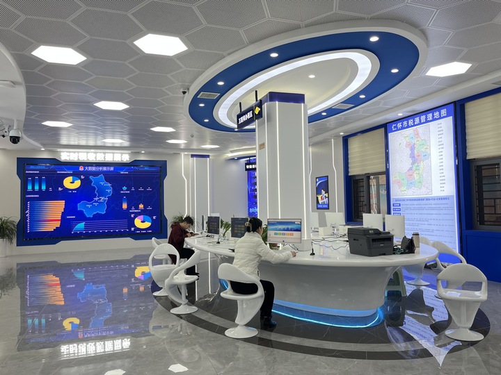 纳税人用云桌面电脑办税。