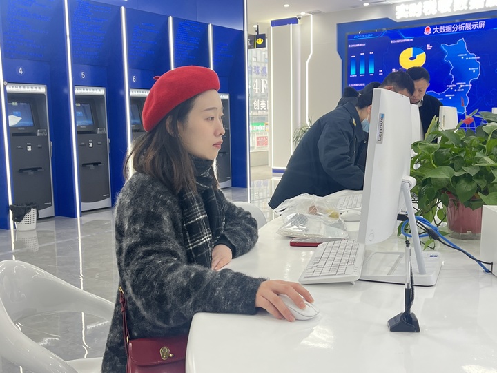 纳税人用云桌面电脑办税。