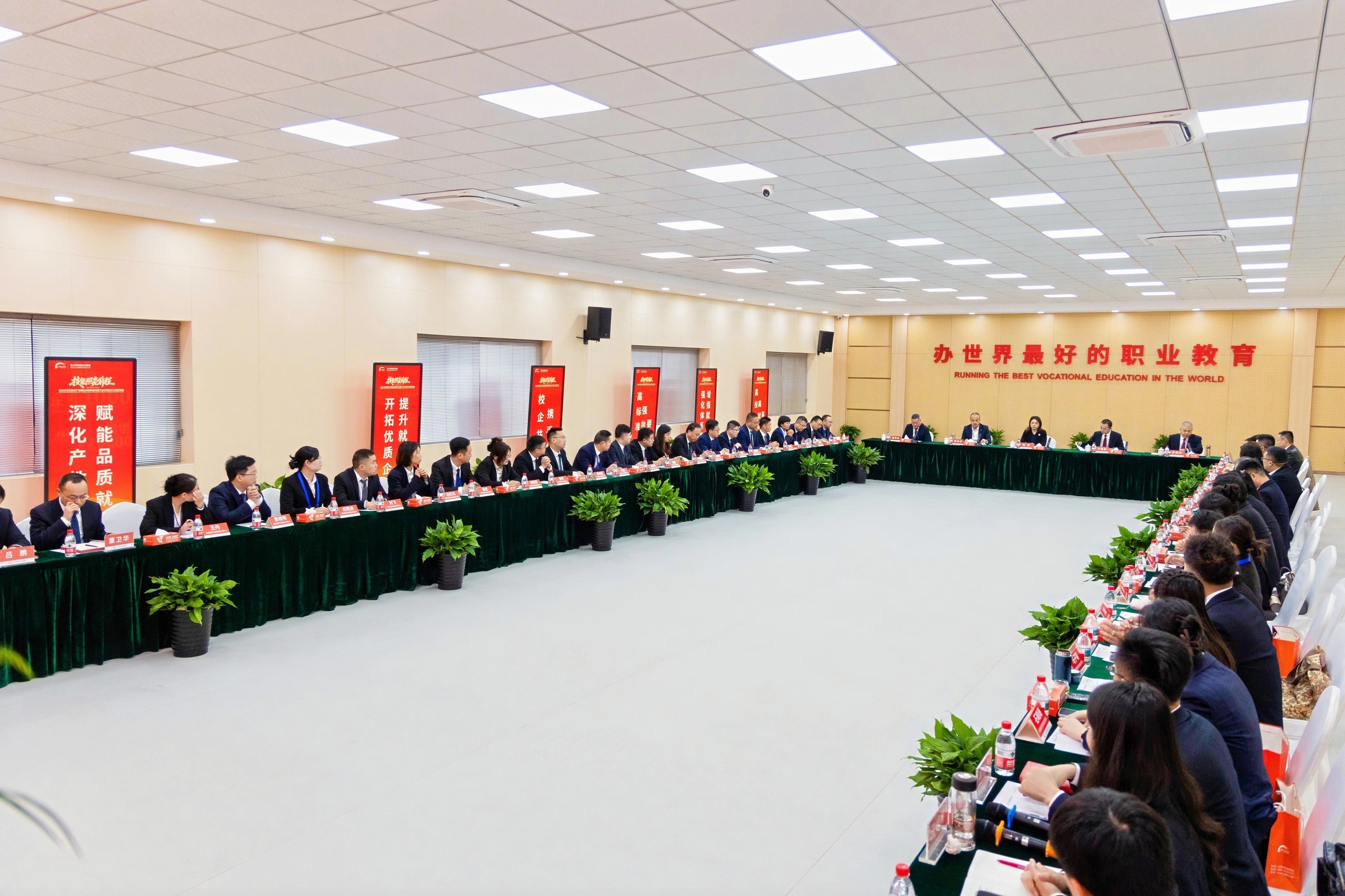 深耕融合之路 共话技能未来——福建新东方携优秀学子赴产教融合盛会,共探烹饪职教新方向第6张-西部新闻网 深耕融合之路 共话技能未来——福建新东方携优秀学子赴产教融合盛会,共探烹饪职教新方向第6张