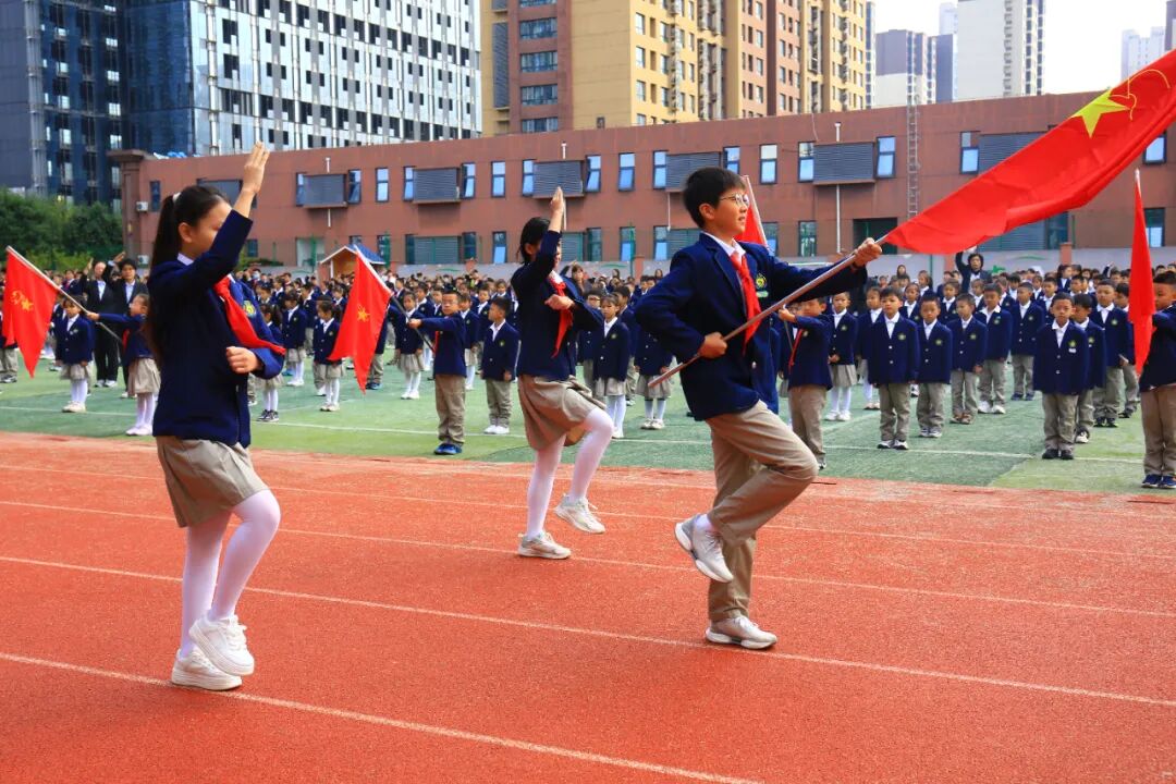 西安沣东实验小学举行2026年庆祝建队纪念日暨新队员入队